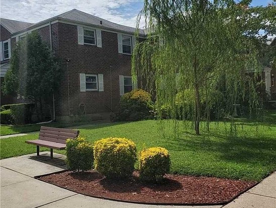 Condo for Sale Glen Oaks, Queens