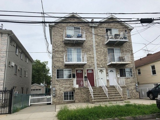 Single-family for Pre-foreclosure / auction Throggs Neck, Bronx