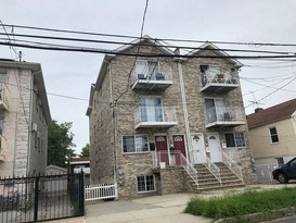 Home for Pre-foreclosure / auction Throggs Neck, Bronx