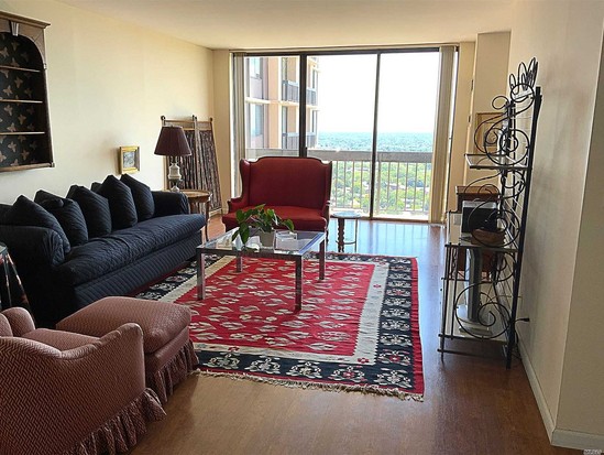 Condo for Sale Glen Oaks, Queens