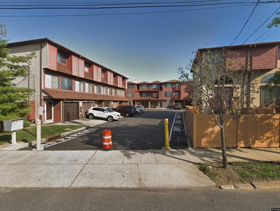 Townhouse for Pre-foreclosure / auction Shore Acres, Staten Island