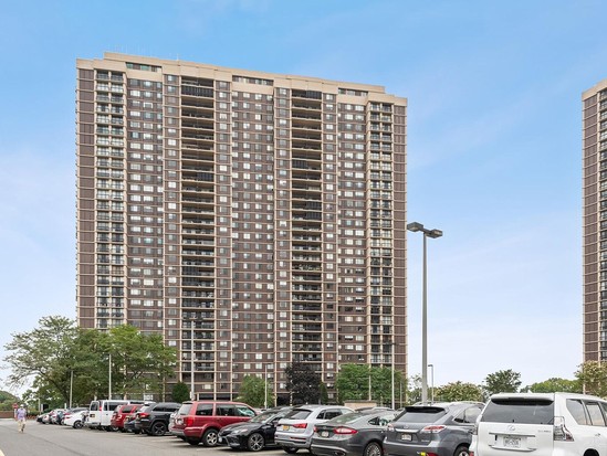 Condo for Sale Glen Oaks, Queens