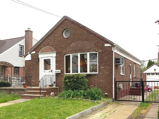 Single-family for Sale Auburndale, Queens