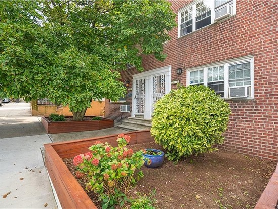 Single-family for Sale Pelham Bay, Bronx