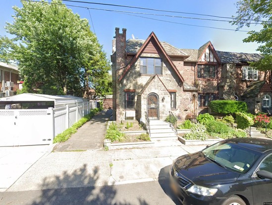 Single-family for Pre-foreclosure / auction Flushing, Queens