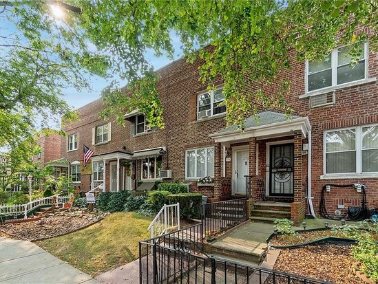 Single-family for Sale Bath Beach, Brooklyn