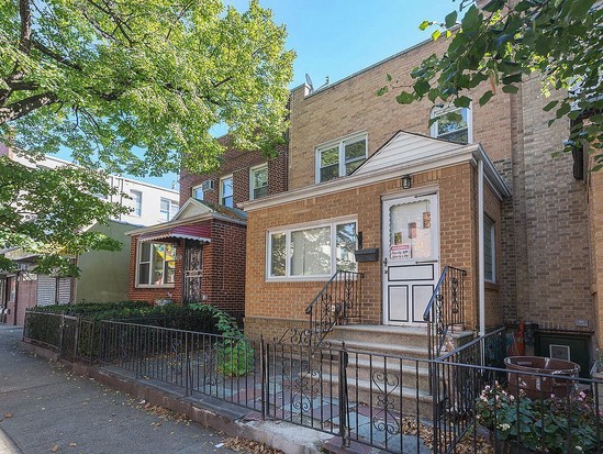 Single-family for Sale Astoria, Queens