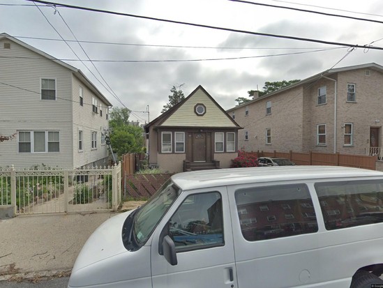 Single-family for Pre-foreclosure / auction Baychester, Bronx