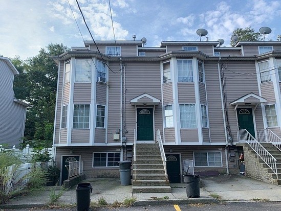 Single-family for Pre-foreclosure / auction Mariners Harbor, Staten Island