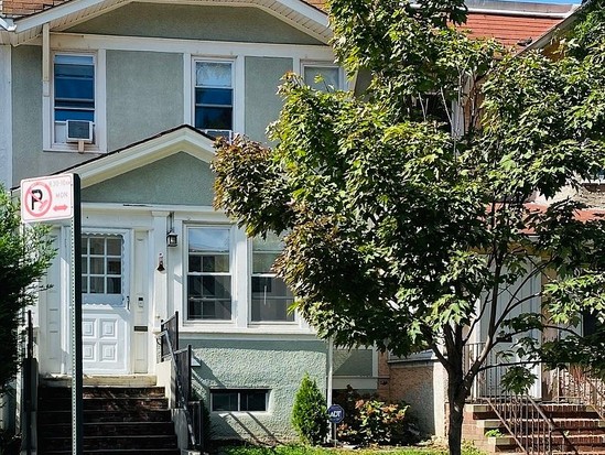 Single-family for Sale Jackson Heights, Queens