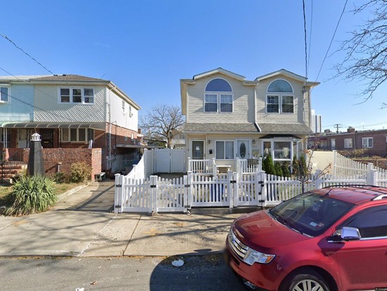 Single-family for Pre-foreclosure Far Rockaway, Queens