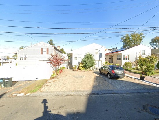 Single-family for Pre-foreclosure Throggs Neck, Bronx