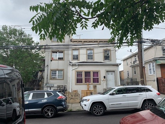 Single-family for Pre-foreclosure / auction North Corona, Queens