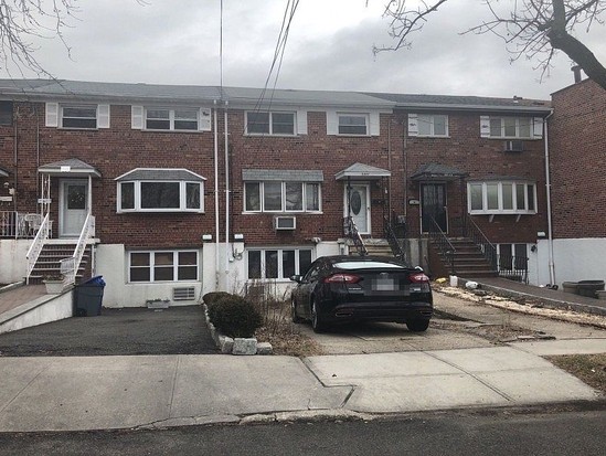 Single-family for Pre-foreclosure / auction Country Club, Bronx