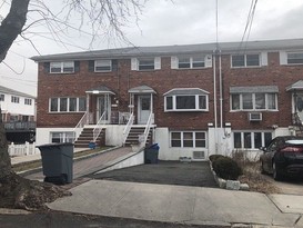 Home for Pre-foreclosure / auction Country Club, Bronx