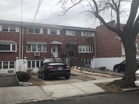 Home for Pre-foreclosure / auction Country Club, Bronx