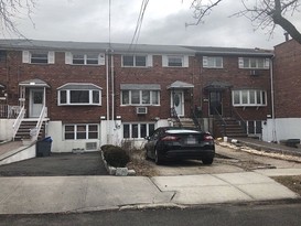 Home for Pre-foreclosure / auction Country Club, Bronx