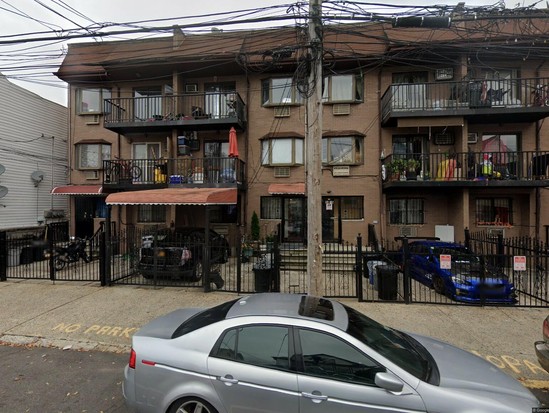 Single-family for Pre-foreclosure / auction North Corona, Queens