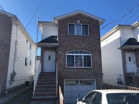 Single-family for Pre-foreclosure / auction Mariners Harbor, Staten Island