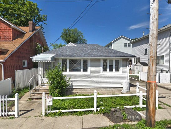 Single-family for Pre-foreclosure / auction New Dorp Beach, Staten Island