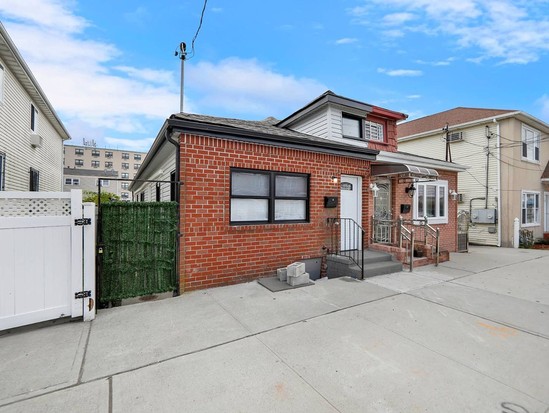 Single-family for Sale Far Rockaway, Queens