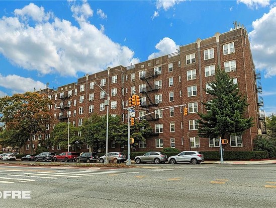 Single-family for Sale Marine Park, Brooklyn