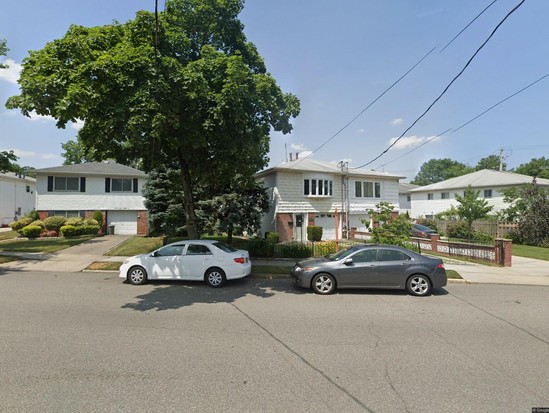 Single-family for Pre-foreclosure Douglaston, Queens