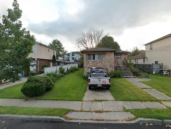 Single-family for Pre-foreclosure Mariners Harbor, Staten Island