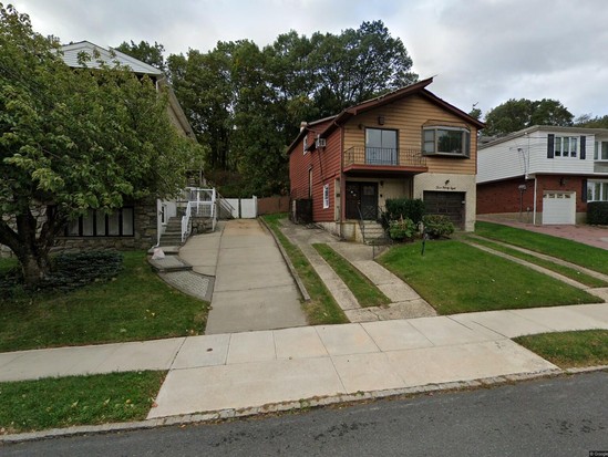 Single-family for Pre-foreclosure / auction Sunnyside, Staten Island