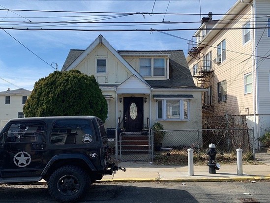 Single-family for Pre-foreclosure / auction South Beach, Staten Island