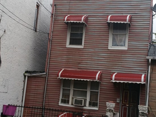 Single-family for Pre-foreclosure / auction Wingate, Brooklyn