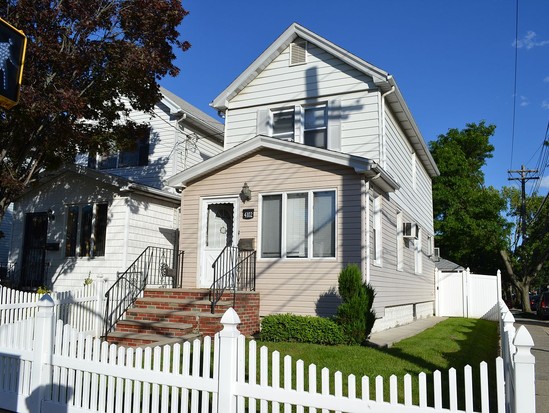 Single-family for Sale Marine Park, Brooklyn