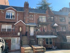 Home for Pre-foreclosure / auction Woodside, Queens