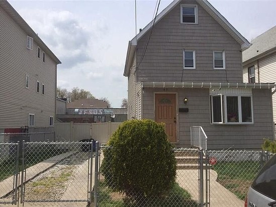 Single-family for Pre-foreclosure West Brighton, Staten Island