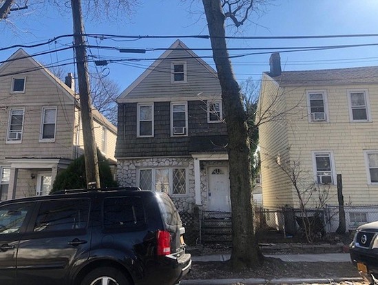 Single-family for Pre-foreclosure / auction Stapleton, Staten Island