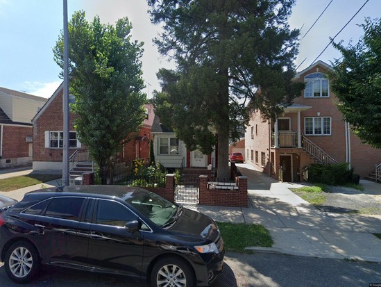 Single-family for Pre-foreclosure Flushing, Queens