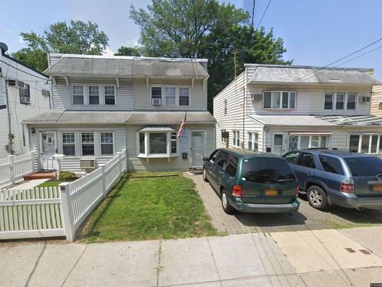 Single-family for Pre-foreclosure Douglaston, Queens