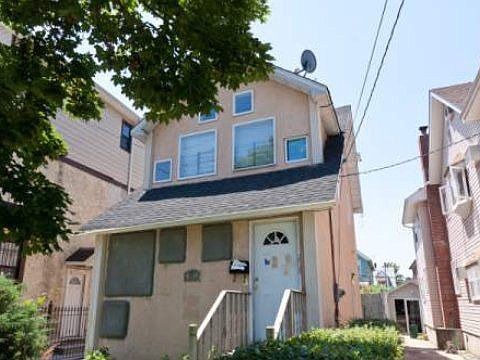 Single-family for Pre-foreclosure / auction Flushing, Queens