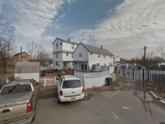 Single-family for Pre-foreclosure / auction Howard Beach, Queens