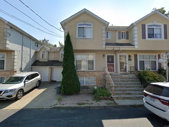 Single-family for Pre-foreclosure / auction Annadale, Staten Island