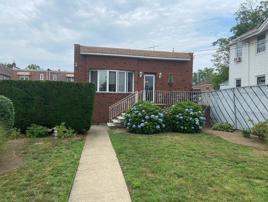 Single-family for Sale Throggs Neck, Bronx