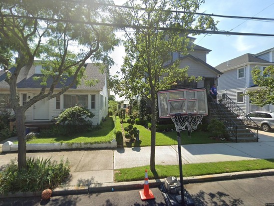 Single-family for Pre-foreclosure Neponsit, Queens