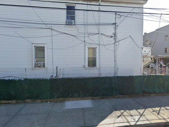 Single-family for Pre-foreclosure / auction Corona, Queens