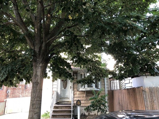 Single-family for Pre-foreclosure / auction Maspeth, Queens