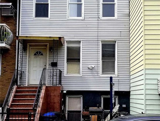 Single-family for Sale Maspeth, Queens