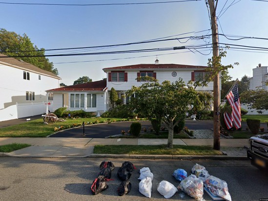 Multi-family for Pre-foreclosure Eltingville, Staten Island