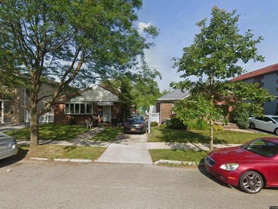 Single-family for Pre-foreclosure Auburndale, Queens