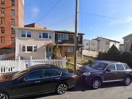 Multi-family for Pre-foreclosure / auction Far Rockaway, Queens