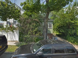 Home for Pre-foreclosure / auction Maspeth, Queens