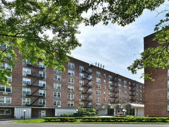 Condo for Sale Douglaston, Queens